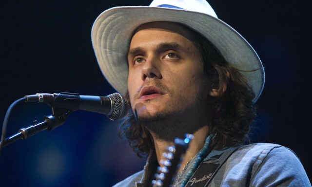 LANGT HÅR: John Mayer flyttet ikke bare vekk fra en travel og stjernespekket hverdag i Los Angeles, men også utseendet fikk en forandring. Foto: NTB scanpix LANGT HÅR: John Mayer flyttet ikke bare vekk fra en travel og stjernespekket hverdag i Los Angeles, men også utseendet fikk en forandring. Foto: NTB scanpix